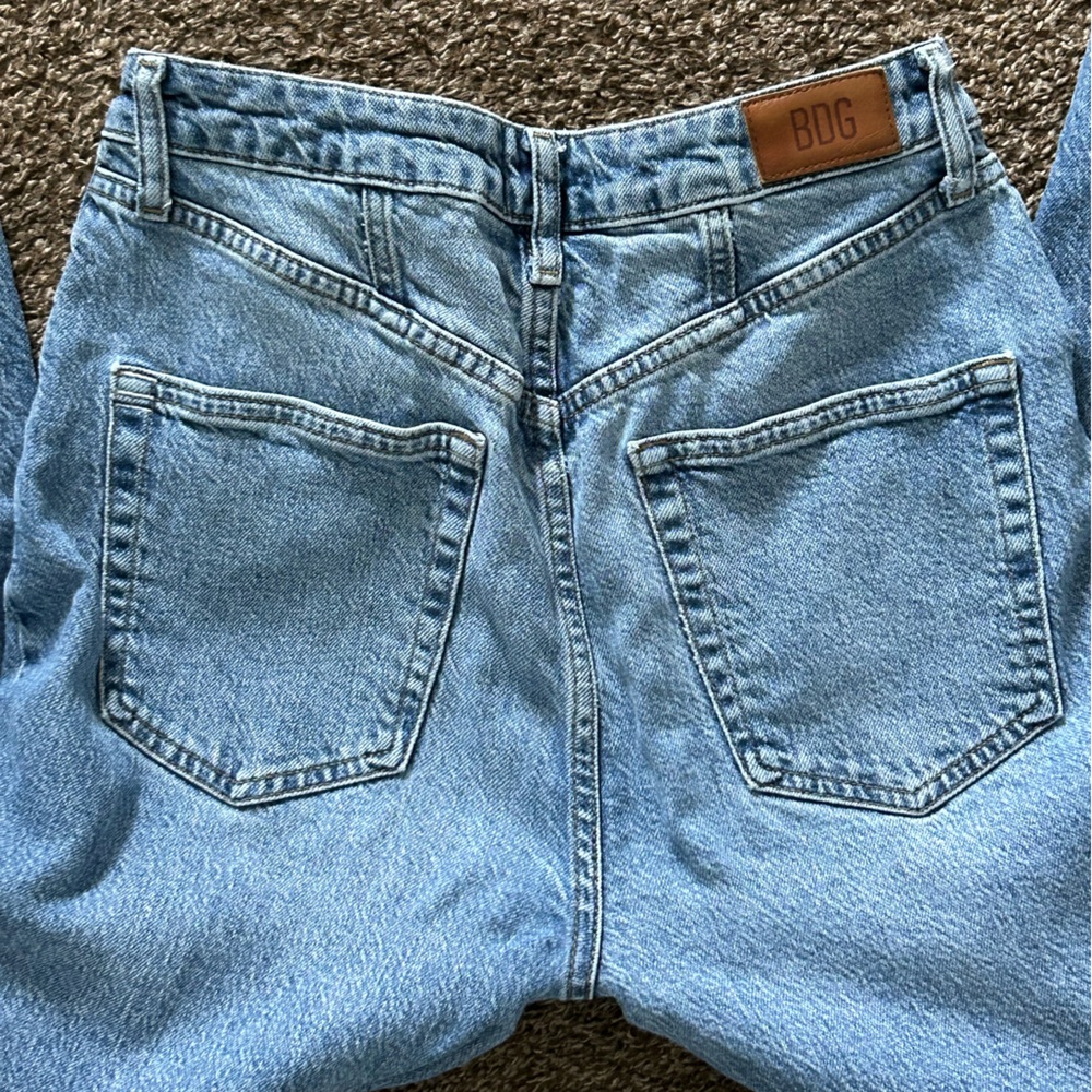 Super flattering high waisted ankle jeans from urban outfitters